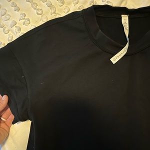 Black lululemon tee